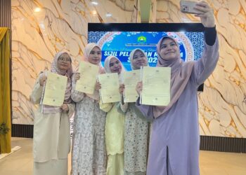 LIMA sahabat bergambar kenangan selepas memperoleh keputusan cemerlang 9A dan 10A dalam SPM di Sekolah Menengah Agama (SMA) Al Madrasah Al Alawiyah Ad Diniah, Arau, Perlis hari ini.-UTUSAN/ASYRAF MUHAMMAD