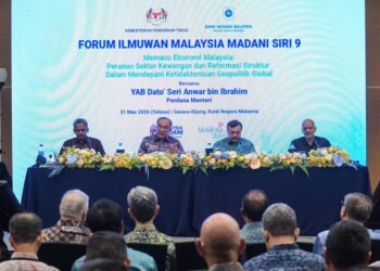 PERDANA Menteri, Datuk Seri Anwar Ibrahim (dua kiri) ketika bercakap pada Forum Ilmuwan Malaysia Madani Siri 9 di Sasana Kijang, Bank Negara Malaysia di sini, hari ini. - UTUSAN/SYAKIR RADIN