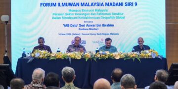 PERDANA Menteri, Datuk Seri Anwar Ibrahim (dua kiri) ketika bercakap pada Forum Ilmuwan Malaysia Madani Siri 9 di Sasana Kijang, Bank Negara Malaysia di sini, hari ini. - UTUSAN/SYAKIR RADIN