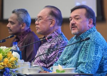 MENTERI Kewangan II, Datuk Seri Amir Hamzah ketika bercakap pada Forum Ilmuwan Malaysia Madani Siri 9 di Sasana Kijang, Bank Negara Malaysia di sini, hari ini. - UTUSAN/SYAKIR RADIN