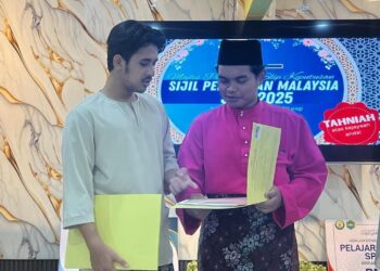 MUHAMMAD Haikal Muhammad Helmi (kanan) melihat keputusan SPM bersama rakannya di Sekolah Menengah Agama Al Madrasah Al Alawiyah Ad Diniah, Arau, Perlis, hari ini. -UTUSAN/ASYRAF MUHAMMAD