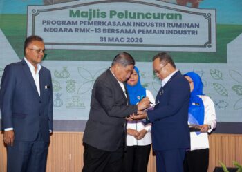 MOHAMAD Sabu menandatangani plak sebagai simbolik Program Pemerkasaan Industri Ruminan Negara RMK-13 Bersama Pemain Industri di Putrajaya.