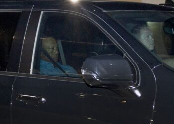 Tiger Woods dibawa keluar dari Penjara Daerah Martin selepas ditahan berikutan kemalangan kereta Jumaat lalu. Pejabat Sheriff Daerah Martin menyatakan Woods dan pemandu lain yang terlibat dalam kemalangan dua kereta di Jupiter Island tidak mengalami kecederaan. - AFP