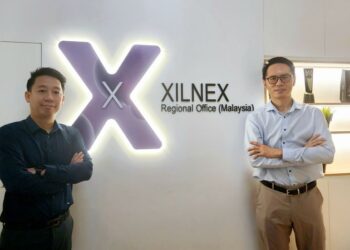 OOI Boon Sheng (kiri) bersama Pengarah Pembangunan Perniagaan Xilnex Holdings Sdn Bhd, Tan Wei Kit.