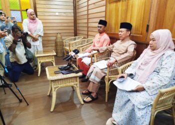MOHD. Annuar Zaini (tengah) dalam sidang akhbar selepas Persidangan MAIPk di Ipoh, Perak hari ini.  - UTUSAN/FADZIL ZAINOL