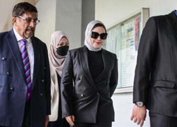 BALU Allahyarham Datuk Seri Bung Moktar Radin, Datin Seri Zizie Izette Abdul Samad ketika hadir bagi pertuduhan bersubahat dalam kes rasuah di Mahkamah Sesyen Kuala Lumpur di sini, hari ini. - UTUSAN/SYAKIR RADIN