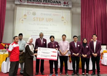 TAN Sri Tunku Puteri Intan Safinaz  (lima dari kiri) menyerahkan bantuan RM1000 kepada wakil Pertubuhan Kebajikan Asnaf Al Barakh Malaysia