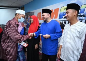 FATHUL Bari Mat Jahya menyampaikan sumbangan sempena majlis berbuka puasa UMNO Bahagian Kangar di pejabat Angkatan Pertahanan Awam Malaysia (APM), Kangar, Perlis semalam.-UTUSAN/IZLIZAN OTHMAN