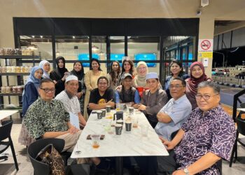 MAULIZAN Bujang (kanan) masih meneruskan hubungan baik dengan meluangkan masa bersama rakan-rakan pemimpin UMNO walaupun dikenakan tindakan penggantungan sejak tiga tahun lalu.