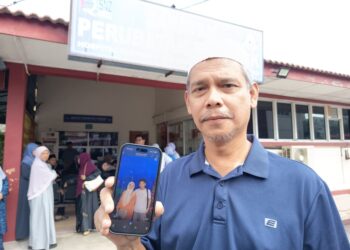AHMAD Azhar Mohamad Yusof menunjukkan gambar Allahyarham Ahmad Azreeq Zafreen di Unit Forensik Hospital Sultanah Nur Zahirah (HSNZ) , Kuala Terengganu Terengganu.