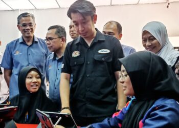 ADAM Adli Abdul Halim merasmikan Apple Education Classroom di Politeknik Ungku Omar (PUO) di Ipoh, hari ini.