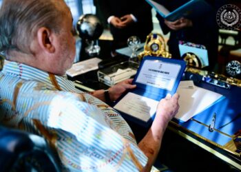 SULTAN Ibrahim berkenan menunaikan bayaran zakat berjumlah RM10 juta yang diserahkan kepada Ketua Pegawai Eksekutif Majlis Agama Islam Negeri Johor (MAINJ). - FB SULTAN IBRAHIM