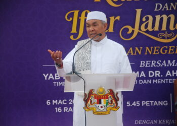 AHMAD Zahid Hamidi ketika berucap berucap pada Majlis Santunan Kasih Ramadan dan Iftar Jamaie Mega di Dataran Pusat Islam Masjid Al-Azim hari ini. - UTUSAN/AMRAN MULUP