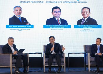 AKMAL Nasrullah Mohd Nasir (tengah) bersama Pengerusi Malaysia Petroleum Resources Corporation (MPRC), Datuk Dr. Ahmad Suhaili Idrus (tiga kiri) menunjukkan  buku Industri Perkhidmatan dan Peralatan Minyak dan Gas 100 (OGSE100) 2026 pada majlis perasmian di Hilton Kuala Lumpur hari ini. - UTUSAN/FARIZ RUSADIO