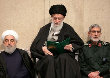 GAMBAR fail Ayatollah Ali Khamenei (tengah). - Foto AFP