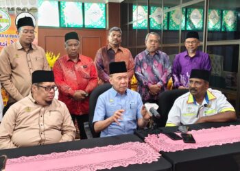 TAN Sri Mohd. Annuar Zaini (tengah) dalam sidang akhbar Program Pengagihan Nasi Beriani Juadah Berbuka Puasa di Masjid Sultan Idris Shah II atau Masjid Negeri di Ipoh hari ini.