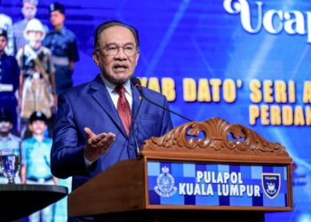 ANWAR Ibrahim berucap pada Sambutan Peringatan Hari Polis ke-219 Tahun 2026 di Pusat Latihan Polis (Pulapol), Kuala Lumpur hari ini. - UTUSAN/FARIZ RUSADIO