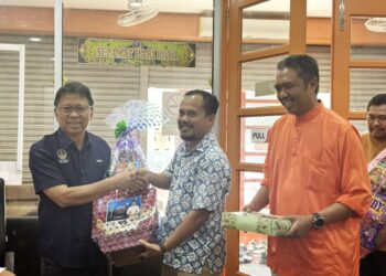 ASMUNI Awi menyerahkan hamper dan kuih raya kepada pengamal media negeri Perak di Wisma Amanah di Ipoh, hari ini. -UTUSAN/LIYANA RAMLI