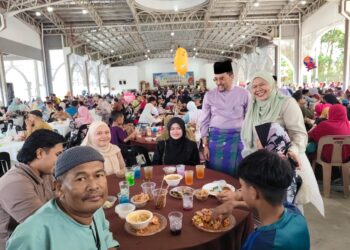 ASYRAF Wajdi Dusuki dan Salbiah Mohamed menyantuni pengunjung pada Majlis Rumah Terbuka Aidilfitri di Dewan Arena Dato' Hasbullah di Gerik hari ini.