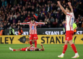PEMAIN Atletico Madrid meraihkan kejayaan mereka layak ke final Copa del Rey. - AFP
