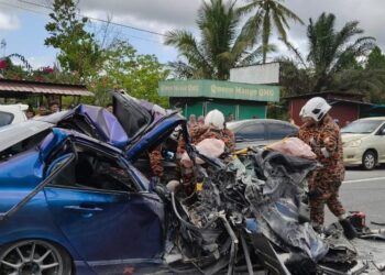 ANGGOTA bomba mengeluarkan mangsa yang tersepit dalam kemalangan melibatkan empat kenderaan di Kilometer 70 Jalan Bandar Permaisuri, Setiu, Terengganu. - UTUSAN / WAN ZURATIKAH IFFAH WAN ZULKIFLI