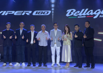 STEVEN Lim (dua dari kiri) dalam majlis pelancaran dua skuter baharu keluaran Aveta, iaitu Bellagio 125 dan Viper 180 di Shah Alam, Selangor, semalam. - UTUSAN/ZABRY MOHAMAD