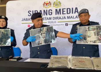 ISMAIL Hashim menunjukkan gambar rampasan dadah yang ditinggalkan di pesisir pantai bernilai RM4.18 juta dalam sidang akhbar di Kangar, Perlis hari ini.-UTUSAN