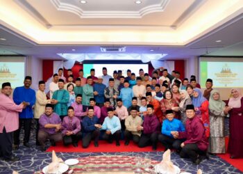 TUANKU Syed Faizuddin Putra Jamalullail bergambar pada majlis berbuka puasa dan penyampaian sumbangan anjuran NUTP di salah sebuah hotel di Kangar, Perlis semalam.-UTUSAN