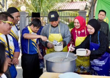 TUANKU Syed Faizuddin Putra Jamalullail berkenan berangkat menyempurnakan majlis Memasak Bubur Lambuk Lambaian Kasih Ramadan Seribu Senyuman di Masjid Al Mubarak, Kampung Tasoh, Jalan Kaki Bukit, semalam.-UTUSAN