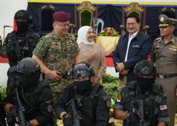TUANKU Syed Faizuddin Putra Jamalullail pada Majlis Penyampaian Sumbangan Kuih Raya kepada Pegawai dan Anggota Keselamatan yang bertugas pada Aidilfitri 2026 di Dewan Serbaguna Kompeni C Batalion 2 PGA, Padang Besar semalam.-UTUSAN
