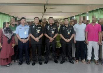 SHAHRUL Izat Hamid (tengah) bersama prospek di Penjara Taiping yang dilepaskan dalam Program PBSL Madani Yakin Kepulangan Yang di Nanti hari ini. - UTUSAN/WAT KAMAL ABAS