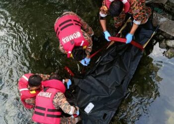 ANGGOTA bomba mengangkat mayat mangsa yang terjatuh dalam sungai di Menglembu, Ipoh hari ini