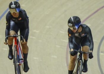 Nur Alyssa Farid (kiri) dan Nurul Izzah Izzati Mohd. Asri tersingkir dalam pusingan awal acara pecut dan keirin Piala Dunia di Perth, baru-baru ini. - UTUSAN/AMIR KHALID