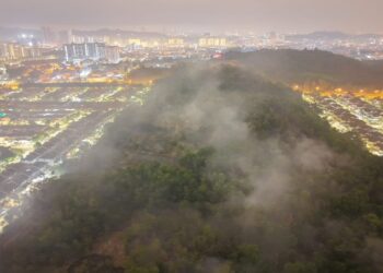 KEBAKARAN yang berlaku di lereng bukit Puncak Jalil, dekat sini, semalam - UTUSAN