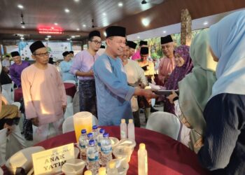 HASNI Mohamad (tengah) menyampaikan sumbangan BKJ kepada penerima pada Majlis Penyampaian Bantuan Kasih Johor (BKJ) Fasa 3 di Homestay Santai Parit Betak, Pontian.