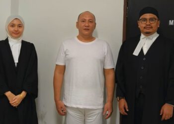 CHACHAHWAN Ahmah (tengah) gembira selepas Mahkamah Tinggi Kota Bharu, Kelantan di sini hari ini melepas dan membebaskan daripada pertuduhan mengedar dadah jenis methamphetamine lima tahun lalu.
