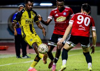 ANTARA aksi menarik perlawanan separuh akhir pertama Piala Cabaran di antara Perak dan Sabah di Stadium Manjung kelmarin. - IHSAN PERAK FA