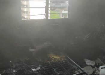 MAYAT kanak-kanak maut ditemukan dalam kebakaran PPR Kampung Muhibbah, Bukit Jalil, Kuala Lumpur, petang ini. - IHSAN BOMBA