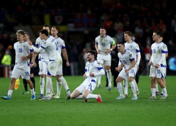 PEMAIN Bosnia-Herzegovina meraikan kejayaan apabila berjaya menewaskan Wales dalam penentuan penalti bagi aksi kelayakan play-off Piala Dunia 2026. - AFP