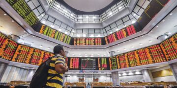 BURSA Malaysia kembali melonjak selepas kehilangan lebih 40 mata kelmarin, dipacu aktiviti memburu saham murah ke atas saham-saham yang susut susulan reaksi pasaran terhadap ketegangan di Asia Barat.