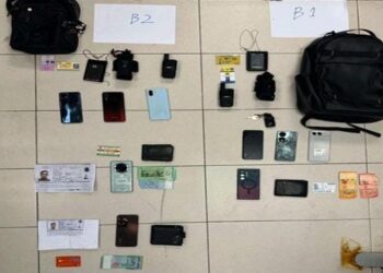 SEBAHAGIAN barangan yang dirampas polis daripada dua individu menyamar sebagai penguatkuasa Jabatan Imigresen Malaysia di Taman Nusa Bestari, Iskandar Puteri.