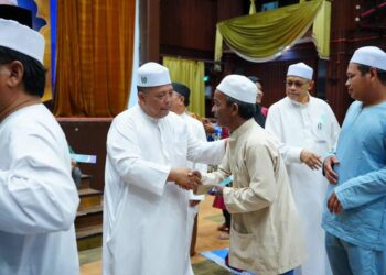 ABU Bakar Hamzah menyampaikan sumbangan
kepada para penerima bersempena Program Imarah Ramadan di Dewan Warisan, Kangar, Perlis semalam. -UTUSAN