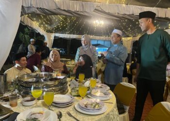 AEDY Fadly Ramli (dua dari kanan) beramah mesra dengan tetamu pada Majlis Jalinan Ukhwah Ramadan JPJ Perlis di Ibu Pejabat JPJ negeri, Kangar, Perlis semalam. -UTUSAN/ASYRAF MUHAMMAD
