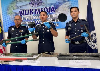 SYED Basri Syed Ali (tengah) menunjukkan peralatan yang dipercayai digunakan oleh Geng Lobo untuk mencuri kabel dalam sidang akhbar di IPD Kota Setar di Alor Setar, hari ini.