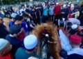 Jenazah Nurul Hafizah Shaary bersama dua anaknya yang maut dalam kemalangan Kilometer 59 Jalan Jerangau-Jabor dekat Felda Jerangau, Dungun dikebumikan dalam satu liang lahad di Tanah Perkuburan Islam Kampung Sungai Tong, Setiu, Terengganu. -UTUSAN/PUQTRA HAIRRY
