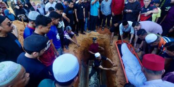 Jenazah Nurul Hafizah Shaary bersama dua anaknya yang maut dalam kemalangan Kilometer 59 Jalan Jerangau-Jabor dekat Felda Jerangau, Dungun dikebumikan dalam satu liang lahad di Tanah Perkuburan Islam Kampung Sungai Tong, Setiu, Terengganu. -UTUSAN/PUQTRA HAIRRY