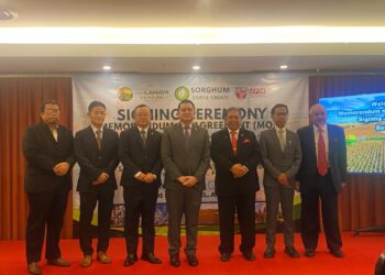 MOHAMAD Nizar Mohamad Najib (tengah) ketika Majlis Menandatangani Memorandum Perjanjian (MOA) Projek Usahasama Pembangunan Ladang Penanaman Sorgum dan Loji Pemprosesan di Hotel De Palma, Ampang. – UTUSAN/ARIF AIMAN ASROL