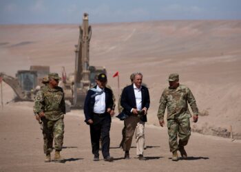 PRESIDEN Chile, Jose Antonio Kast (kedua dari kanan) berjalan di sebelah jentera berat yang beroperasi berhampiran pos sempadan Chacalluta di sepanjang sempadan Chile-Peru, kelmarin.- AFP