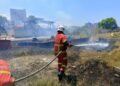 ANGGOTA Bomba dan Penyelamat dari Balai Bomba Kuala Terengganu bertungkus-lumus memadam kebakaran di kawasan Jirat Cina Jalan Pusara, Kuala Terengganu, Terengganu.- IHSAN BOMBA 