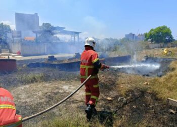 ANGGOTA Bomba dan Penyelamat dari Balai Bomba Kuala Terengganu bertungkus-lumus memadam kebakaran di kawasan Jirat Cina Jalan Pusara, Kuala Terengganu, Terengganu.- IHSAN BOMBA 